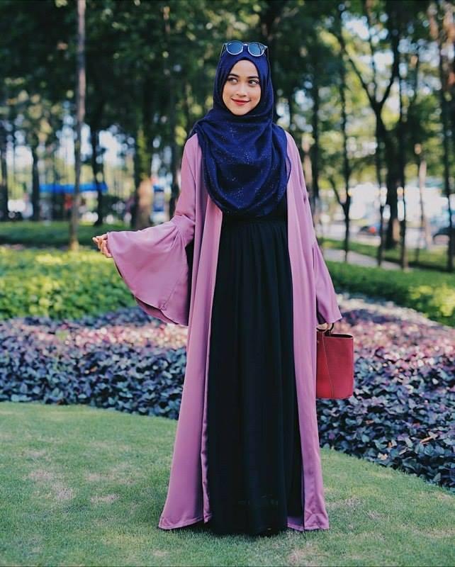 Lilac Abaya Over Black Maxi Dress with Red Tote — Muslim Outfits