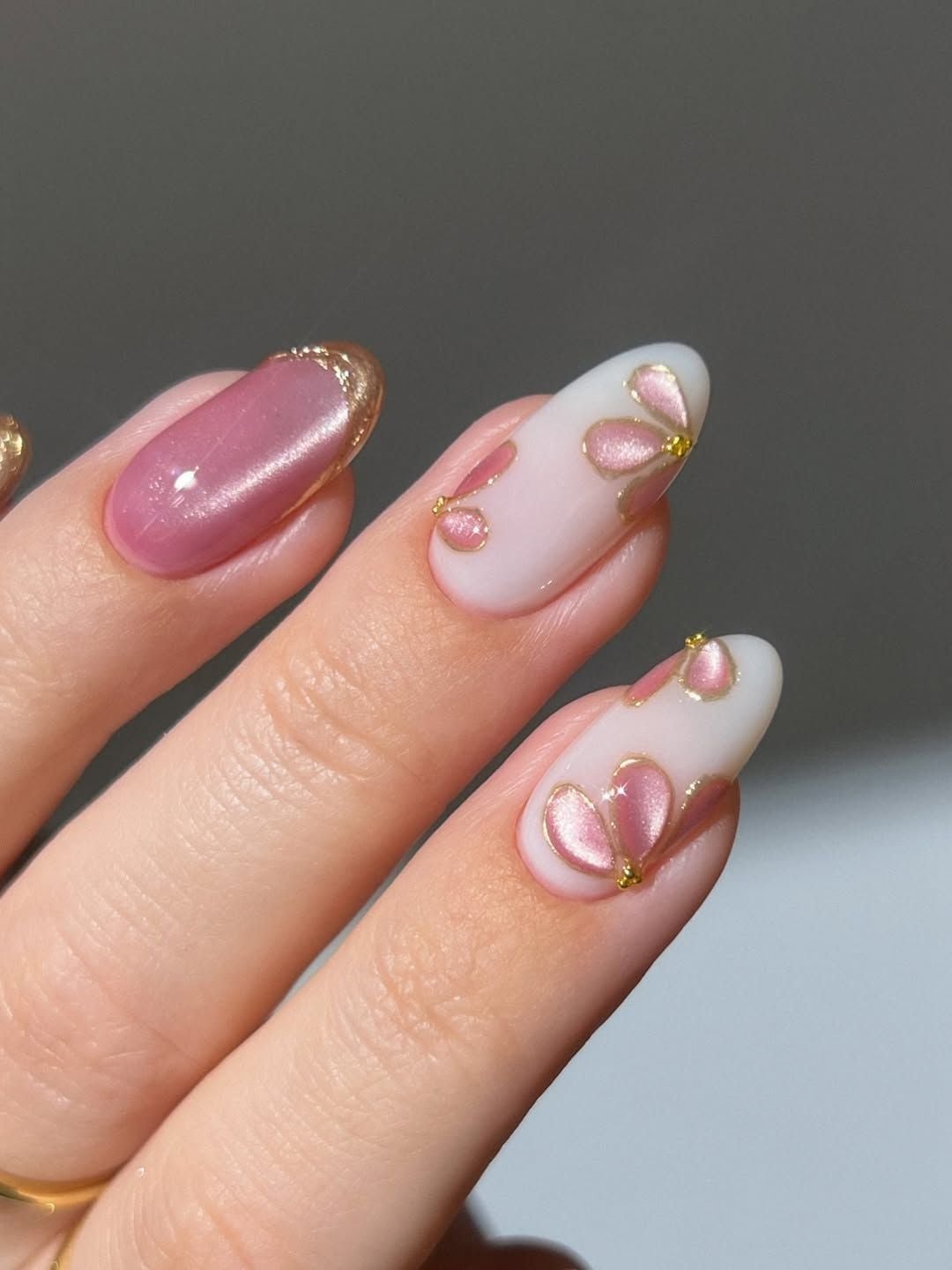 Medium Oval White Metallic Floral Gold Cuticle Nails Medium Oval White Metallic Floral Gold Cuticle Nails — Nail Art