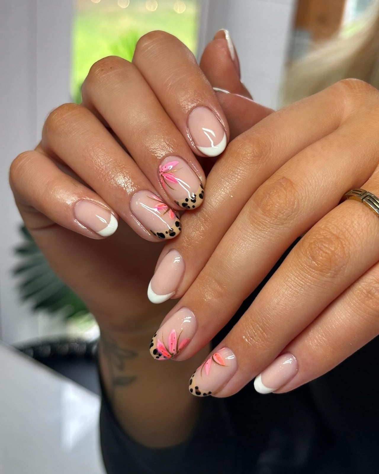Medium Oval French Floral Dot Accent Nails Medium Oval French Floral Dot Accent Nails — Nail Art