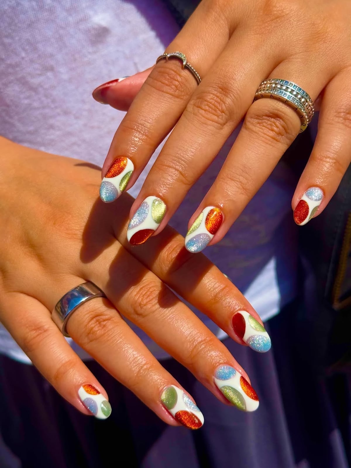 Medium Oval White Abstract Multi-Color Glitter Metallic Nails Medium Oval White Abstract Multi-Color Glitter Metallic Nails — Nail Art