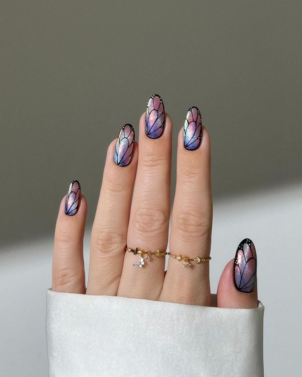 Medium Almond Iridescent Butterfly Wing Nails Medium Almond Iridescent Butterfly Wing Nails — Nail Art