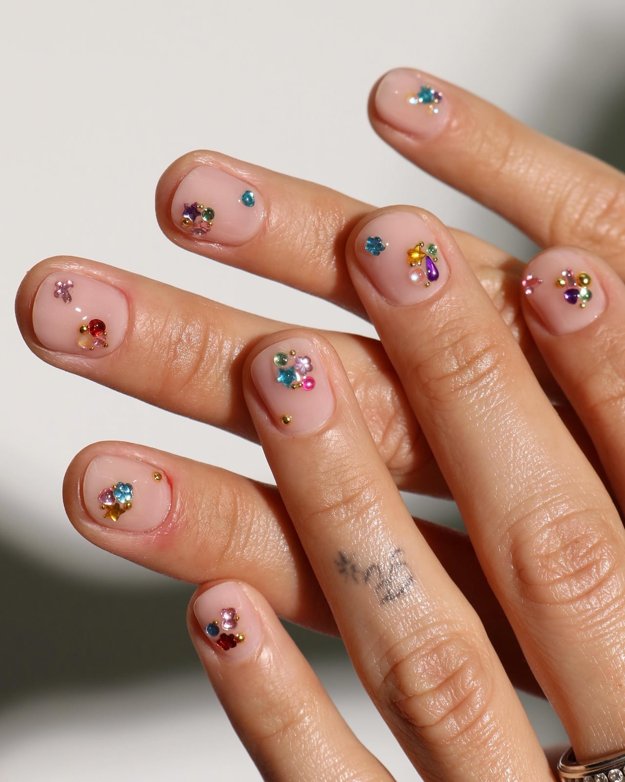 Short Oval Rhinestone Cuticle Accent Nails Short Oval Rhinestone Cuticle Accent Nails — Nail Art