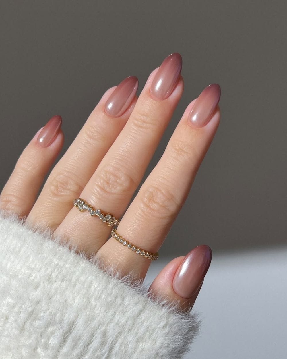 Pale Pink Aura Stiletto Nails with Gold Lines — Neutral Nails Colors