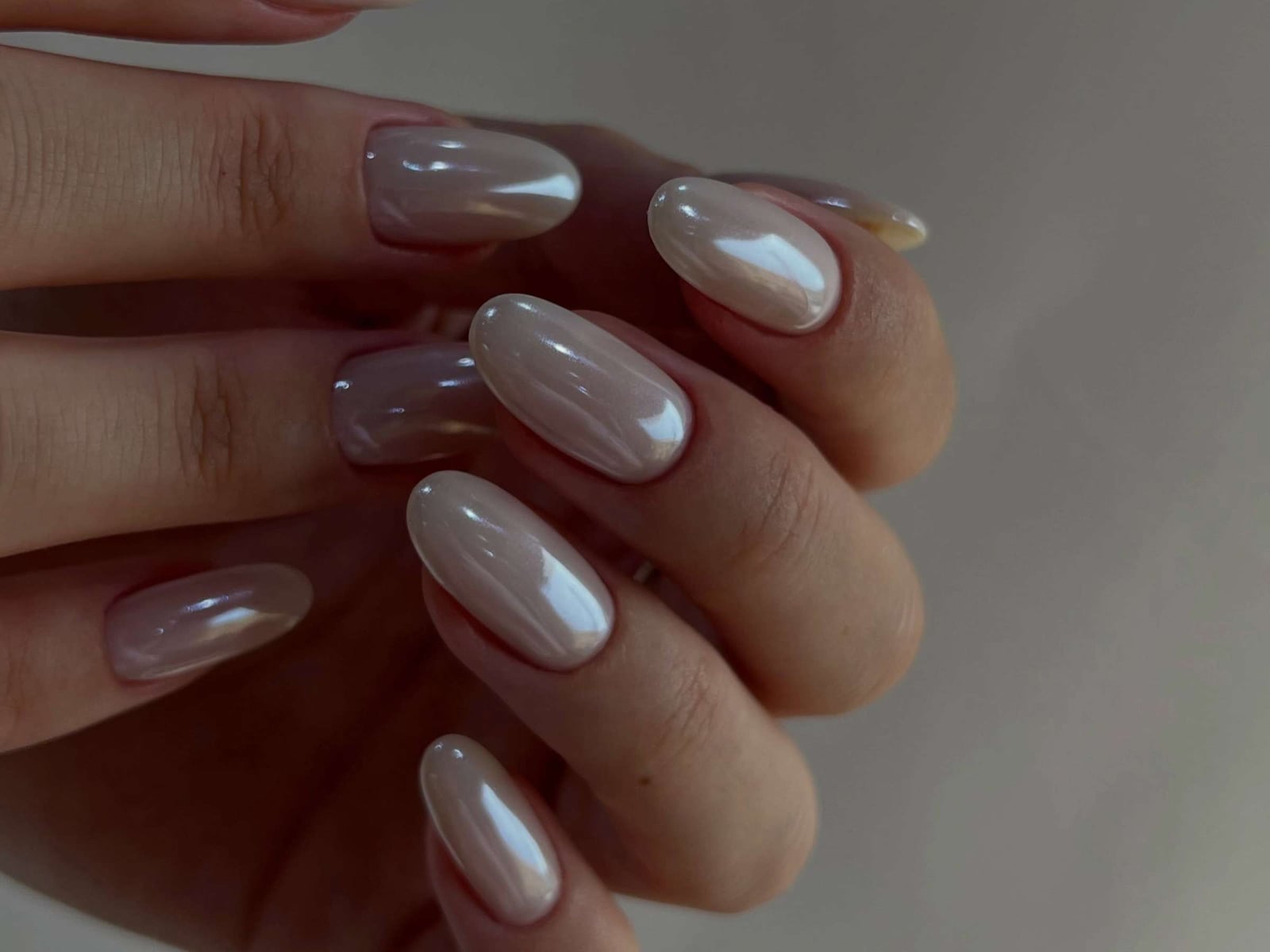 Sheer Nude Pearlescent Chrome Short Oval Nails — Nude Chrome Nails