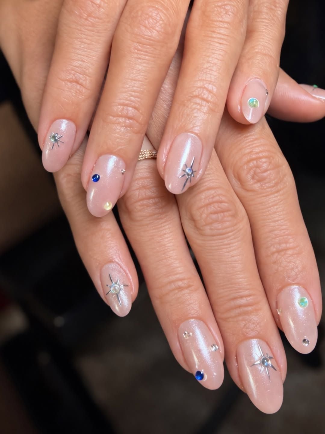 Pearlescent Chrome Oval Nails with Star and Rhinestone Embellishments — Nude Chrome Nails