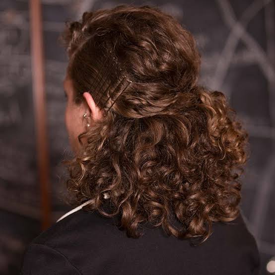 Mid-Back Half Up Half Down With Loose Curls, Showcasing A Textured Mid-Back Half Up Half Down With Loose Curls, Showcasing A Textured — Office Hairstyles