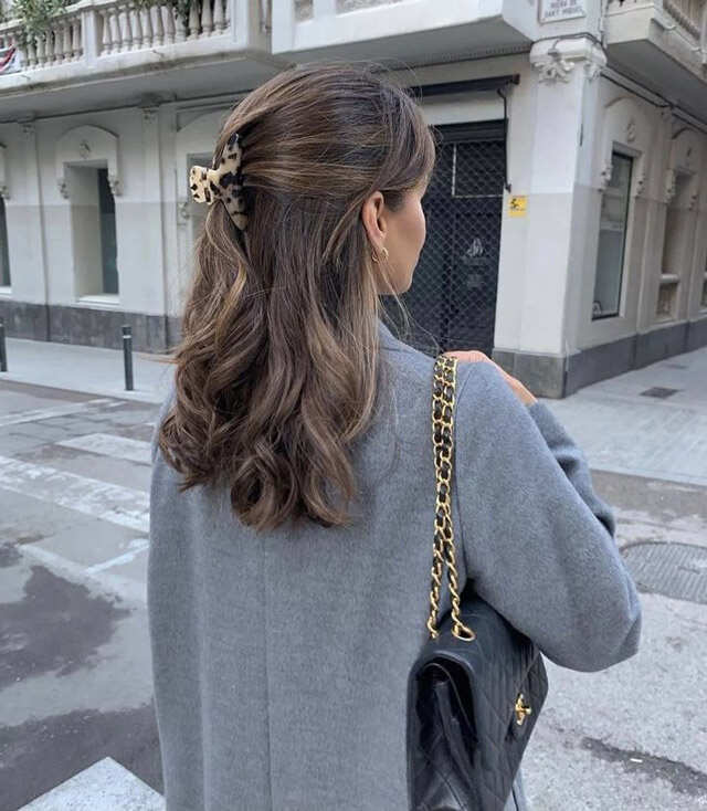 Collarbone Waves Half-Up With Claw Clip Collarbone Waves Half-Up With Claw Clip — Office Hairstyles