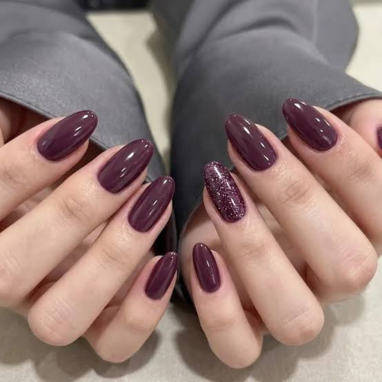 Deep Berry Glossy With Glitter Accent Short Oval Nails Deep Berry Glossy With Glitter Accent Short Oval Nails — Office Nails
