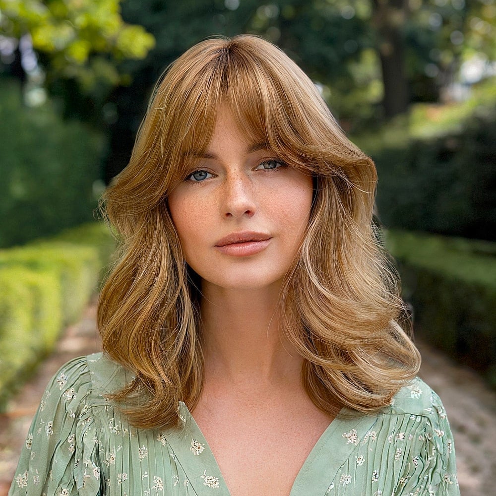 Collarbone Warm Blonde With Face-Framing Layers and Curtain Bangs Collarbone Warm Blonde With Face-Framing Layers and Curtain Bangs — Old Money Blonde