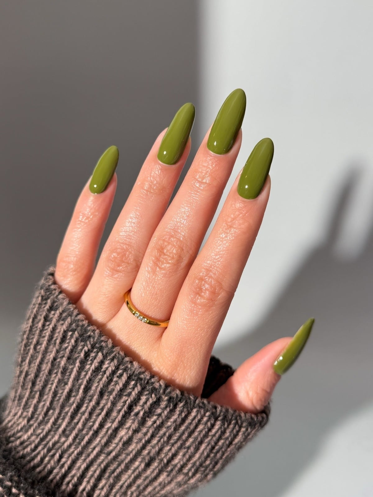 Medium Almond Olive Green Leaf Motif Accent Nail — Olive Green Nails