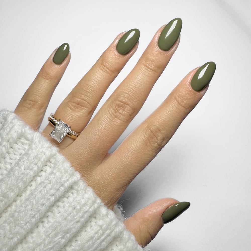 Medium Oval Muted Olive Green Glossy Nails, овальная — Olive Green Nails