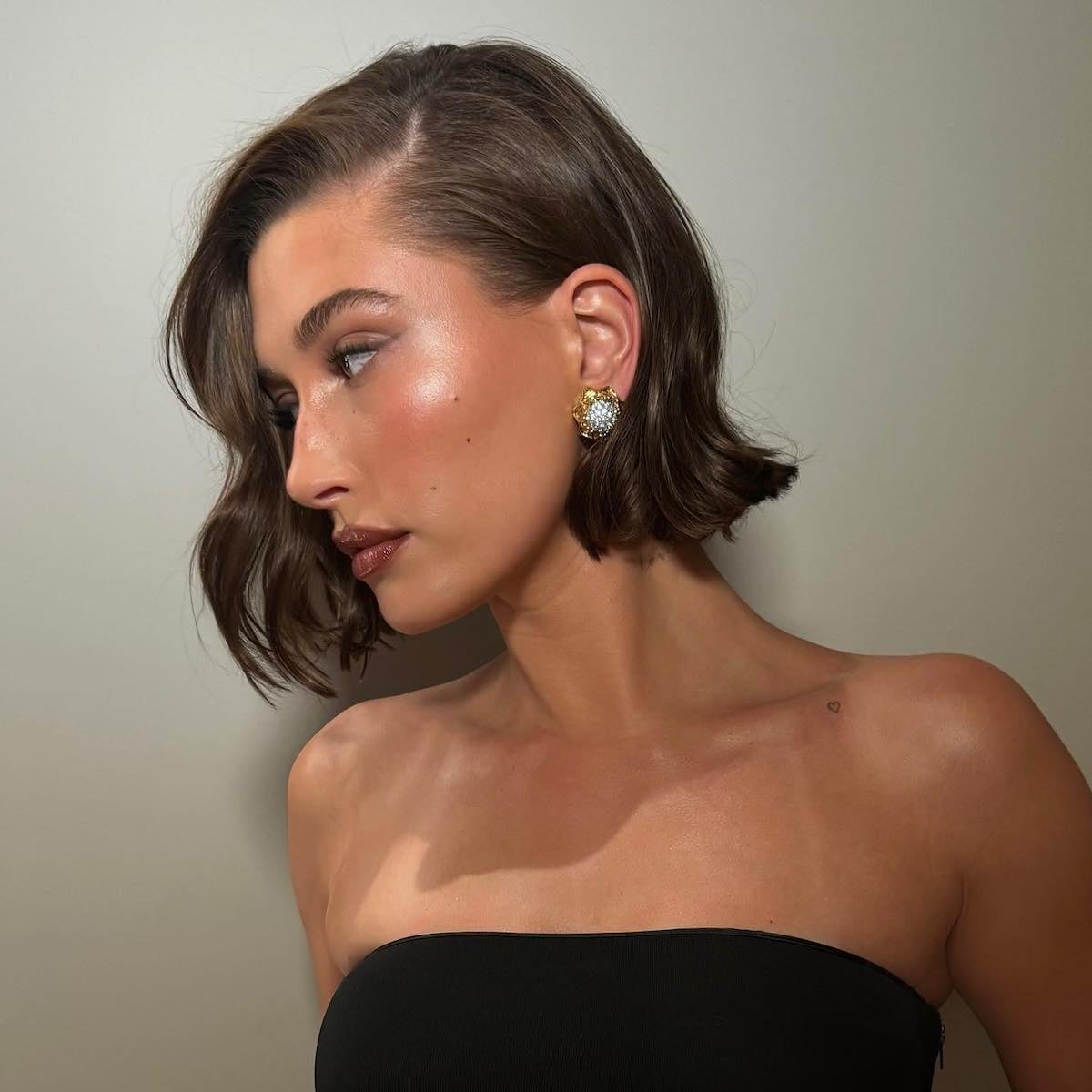 Chin Length Medium Brown Bob With Soft Waves and A Woman With Fine Chin Length Medium Brown Bob With Soft Waves and A Woman With Fine — Outfit Hair