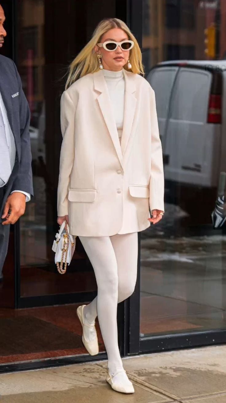 White Opaque Tights with a Cream Blazer White Opaque Tights with a Cream Blazer — Outfits with Tights