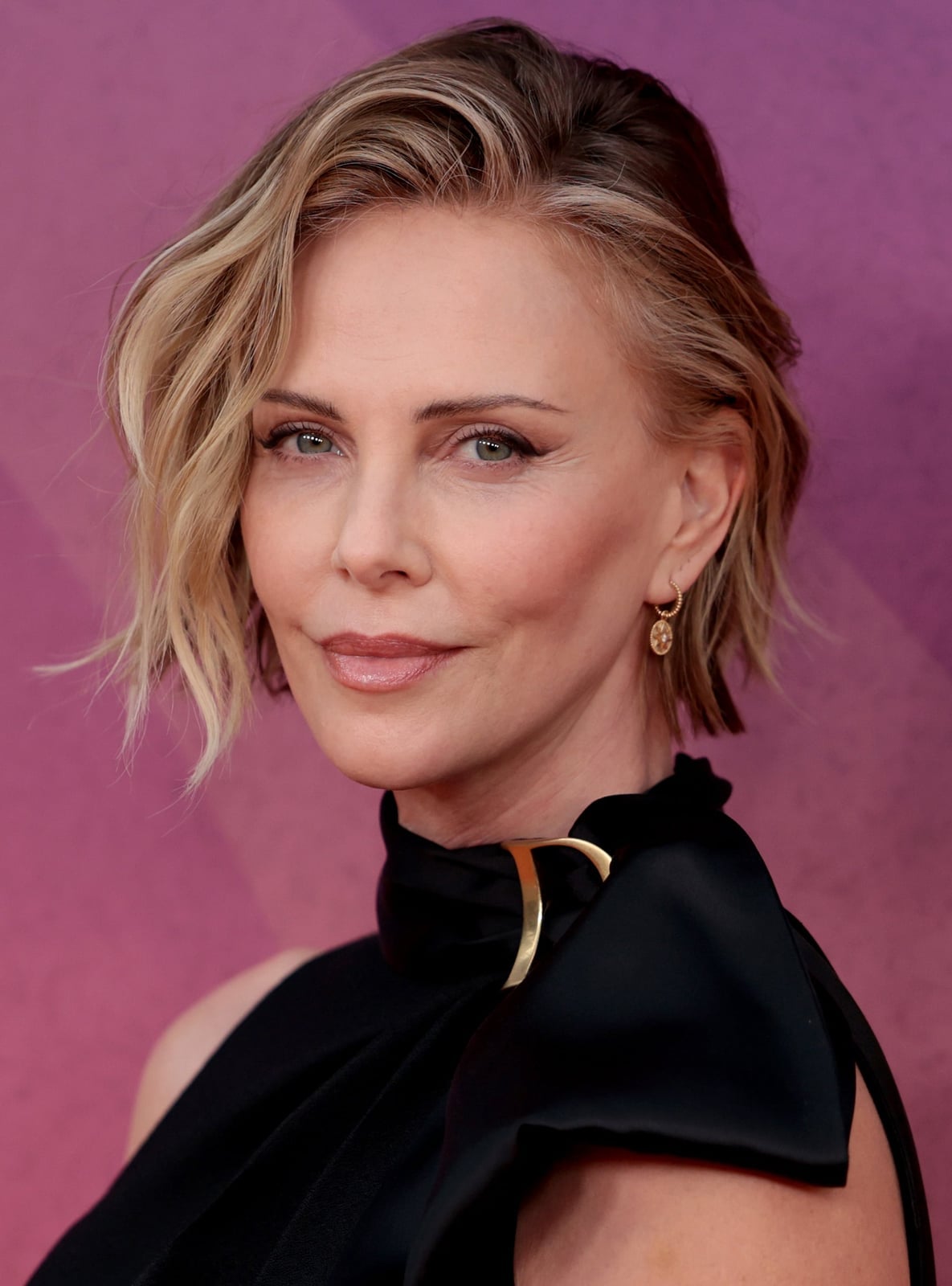 Angled Bob With Choppy Waves And Side-Swept Bangs — Oval Face Haircuts
