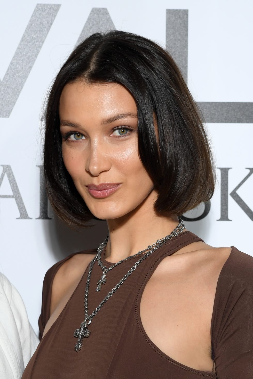 Chin Length Sleek Blunt Bob With Side Part — Oval Face Haircuts