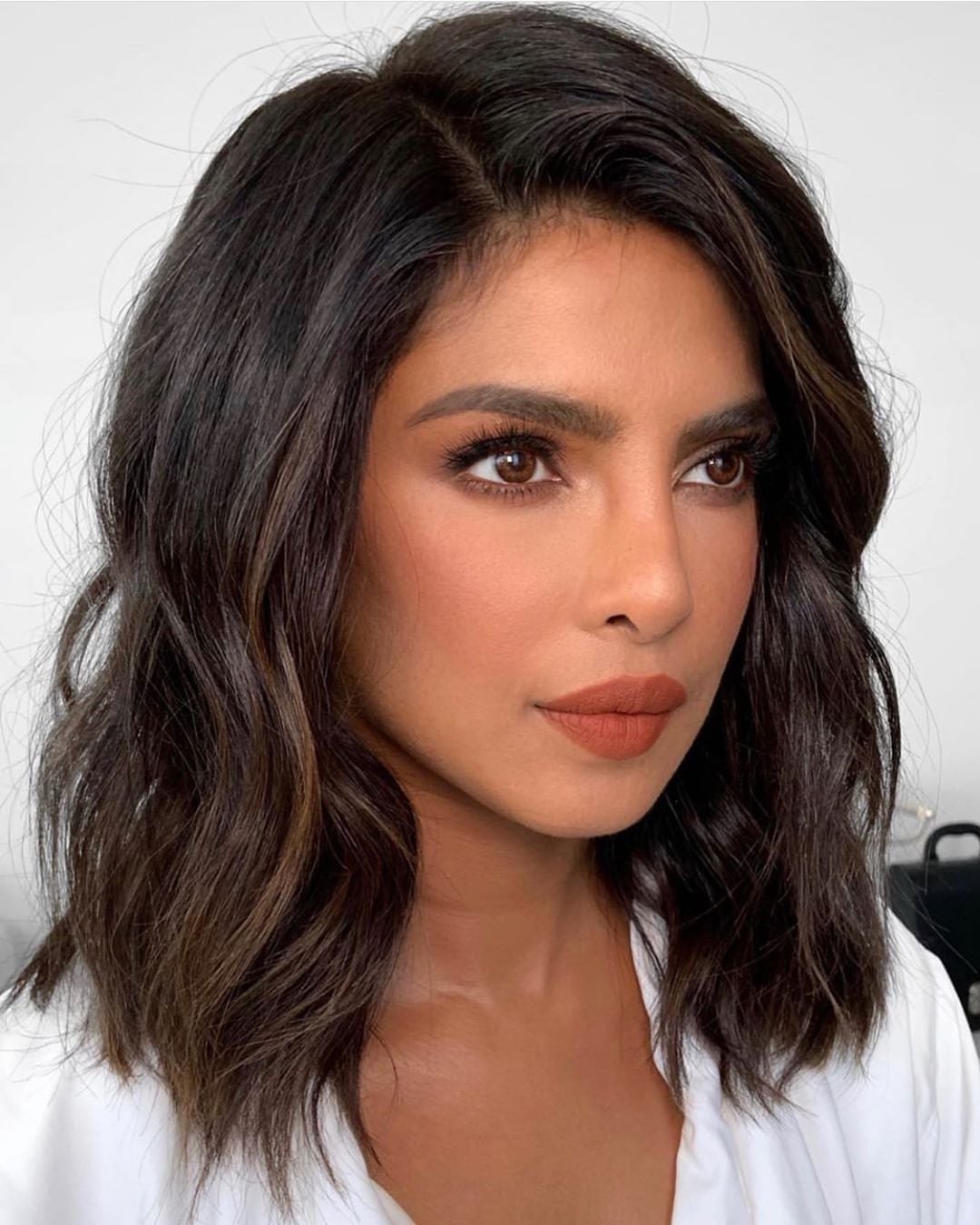 Collarbone Lob With Wavy Texture And Curtain Bangs — Oval Face Haircuts
