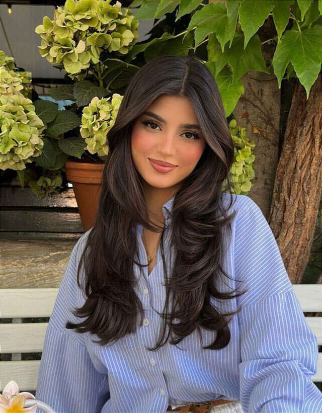 Mid-Back Long Layers With Face-Framing Bangs and Loose Waves — Oval Face Haircuts