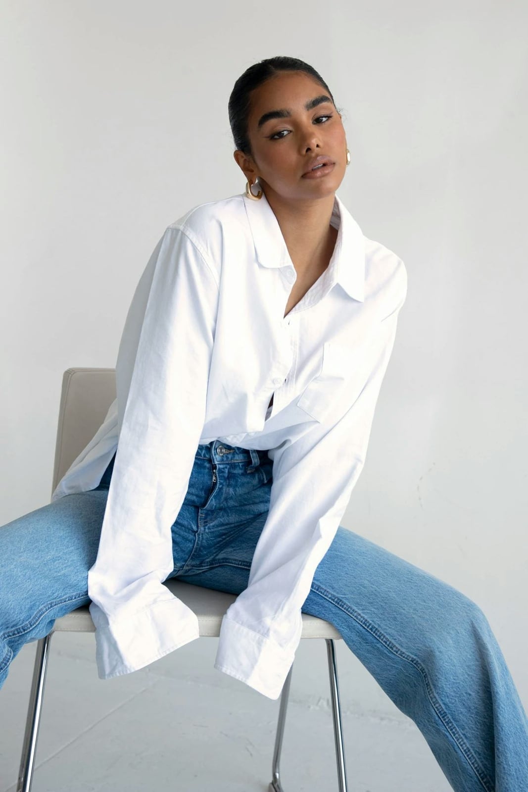 Oversize White Button-Down Shirt with Denim Jeans — Oversize Outfits