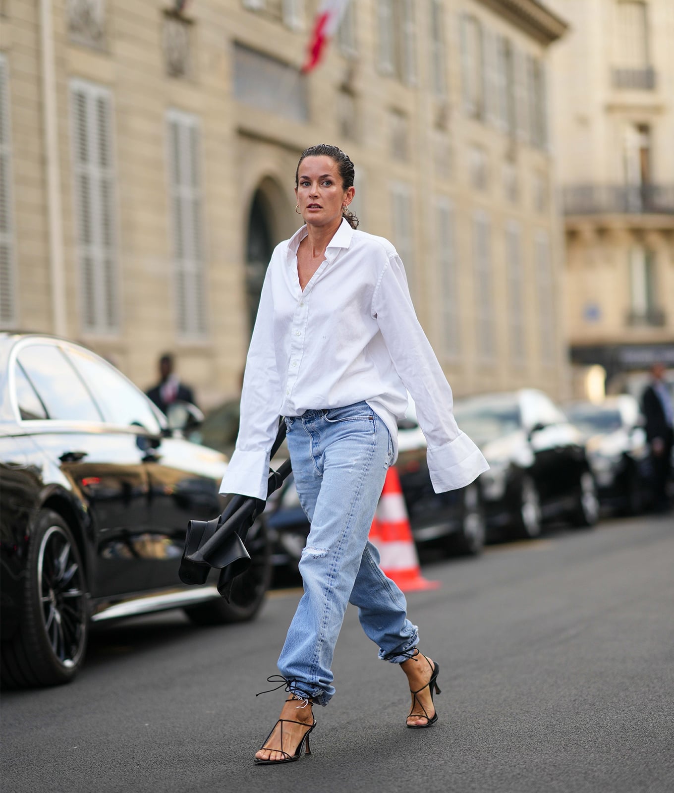 Oversized White Shirt with Voluminous Sleeves and Jeans — Oversize Outfits