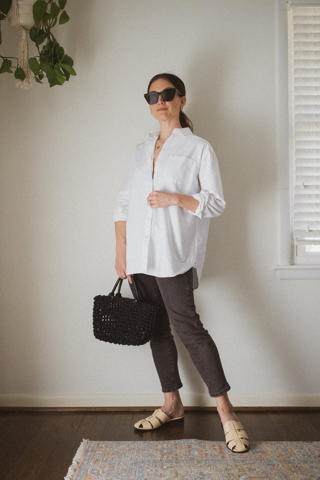 Oversized White Button-Down Shirt with Slim Jeans and Black Woven Bag — Oversize Outfits