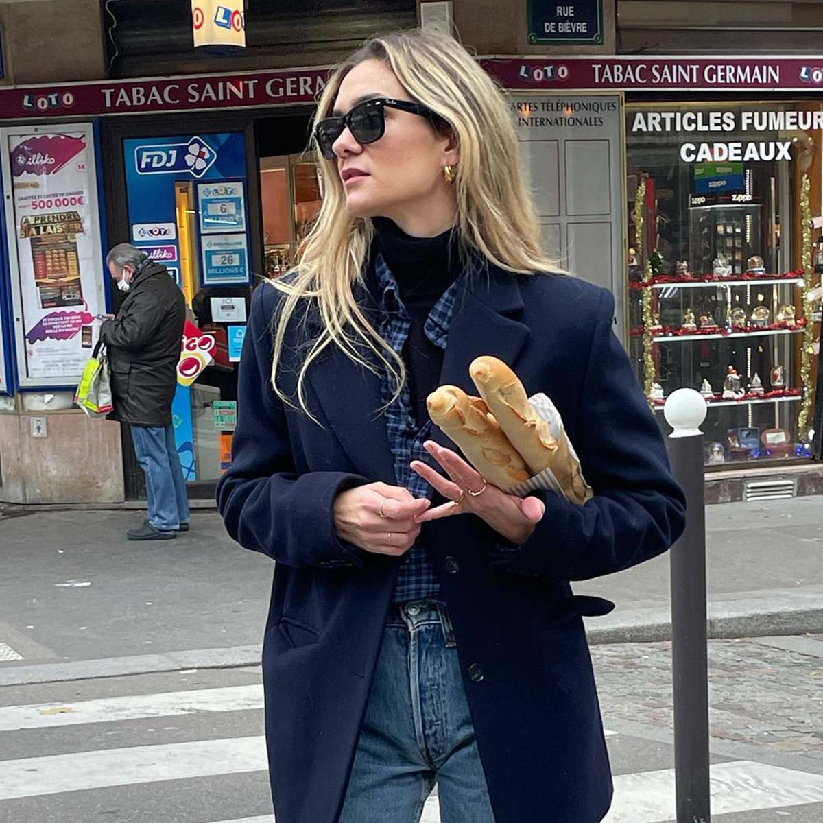 Oversized Navy Blazer with Plaid Shirt and Jeans — Oversize Outfits