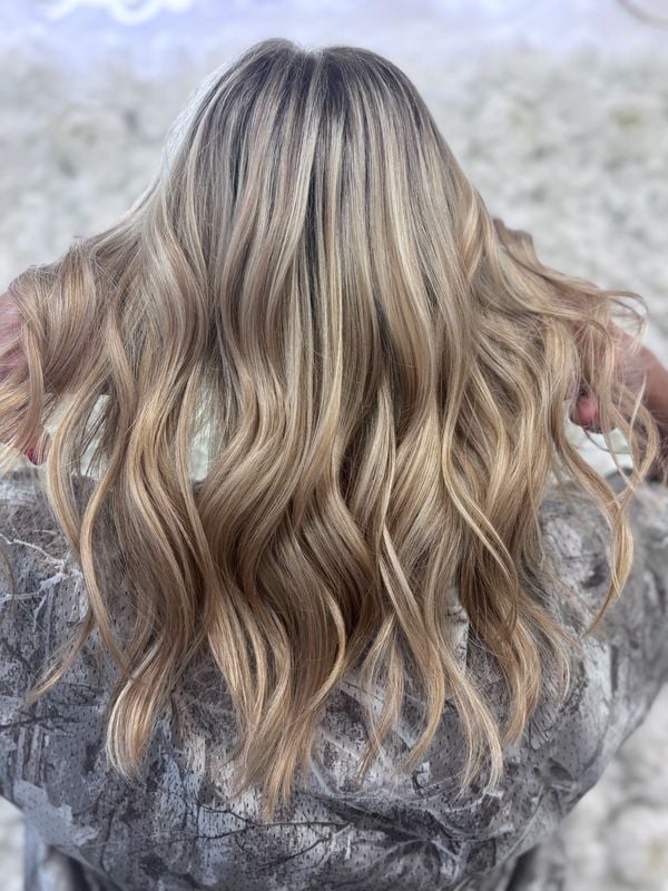 Mid-Back Dark Blonde With Lighter Blonde Highlights, Wavy — Partial Highlights