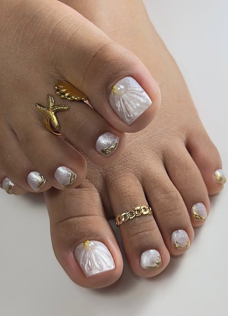 White Pearlescent Shell Design Pearl Accent Pedicure White Pearlescent Shell Design Pearl Accent Pedicure — Pedicure Nails