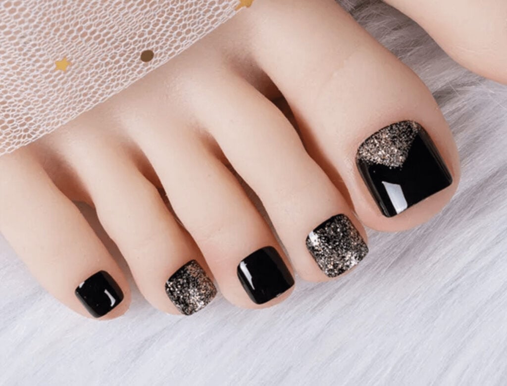 Black Glossy Silver Glitter Accent Pedicure Black Glossy Silver Glitter Accent Pedicure — Pedicure Nails