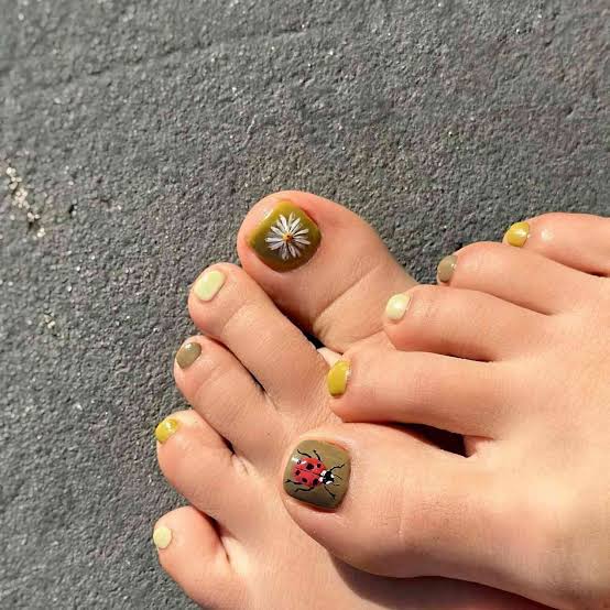 Olive Green Ladybug Flower Art Pedicure, Close-Up Take Olive Green Ladybug Flower Art Pedicure, Close-Up Take — Pedicure Nails