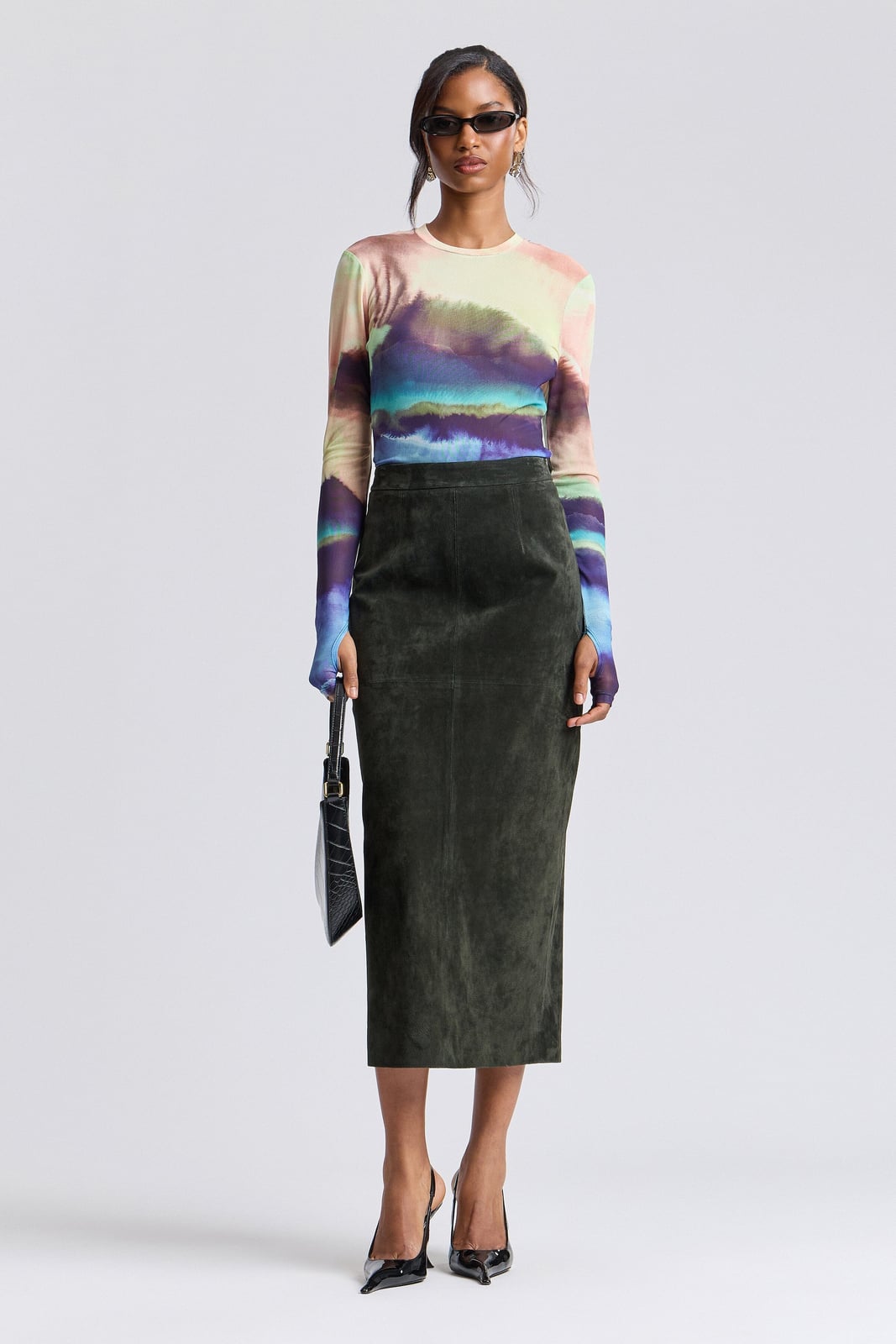 Olive Green Suede Pencil Skirt Ensemble With Black Pointed-Toe Heels Olive Green Suede Pencil Skirt Ensemble With Black Pointed-Toe Heels — Pencil Skirt Outfits