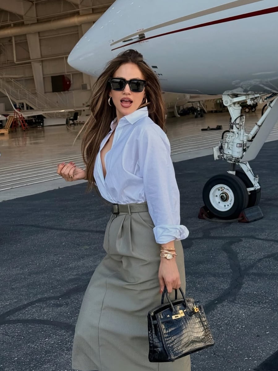 Khaki Pencil Skirt and White Dress Shirt With Black Pointed Heels Khaki Pencil Skirt and White Dress Shirt With Black Pointed Heels — Pencil Skirt Outfits