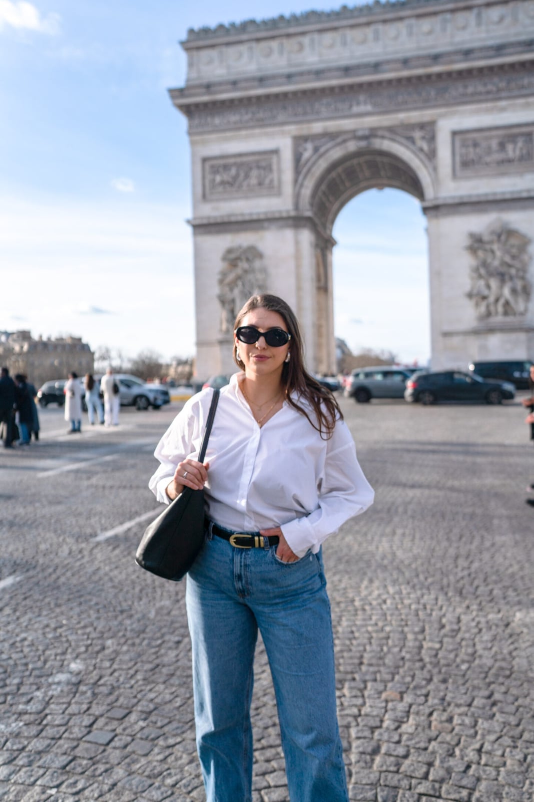 Oversized White Shirt with Baggy Blue Jeans — Photo Outfit