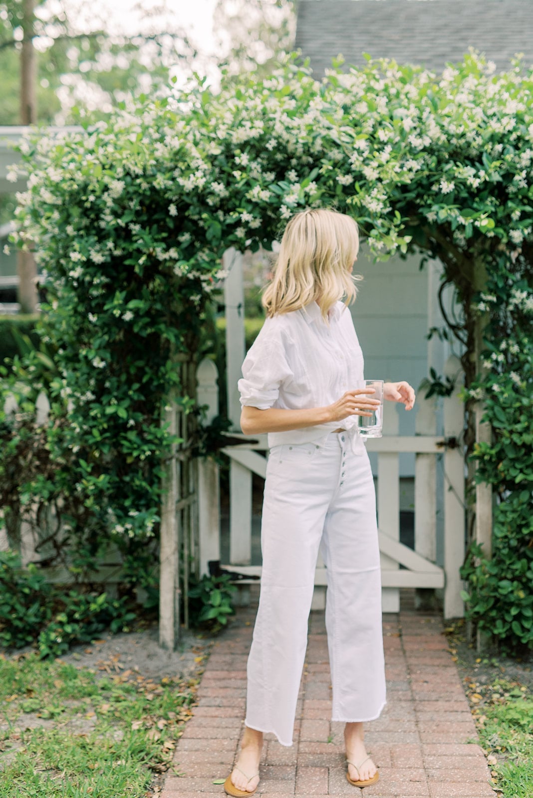 White Button-Up Shirt with White Wide-Leg Jeans — Photo Outfit