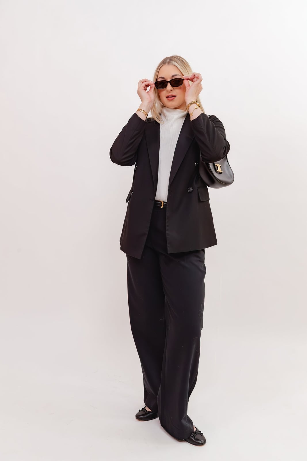 Black Oversized Blazer with White Wide-Leg Trousers Black Oversized Blazer with White Wide-Leg Trousers — Photoshoot Outfits