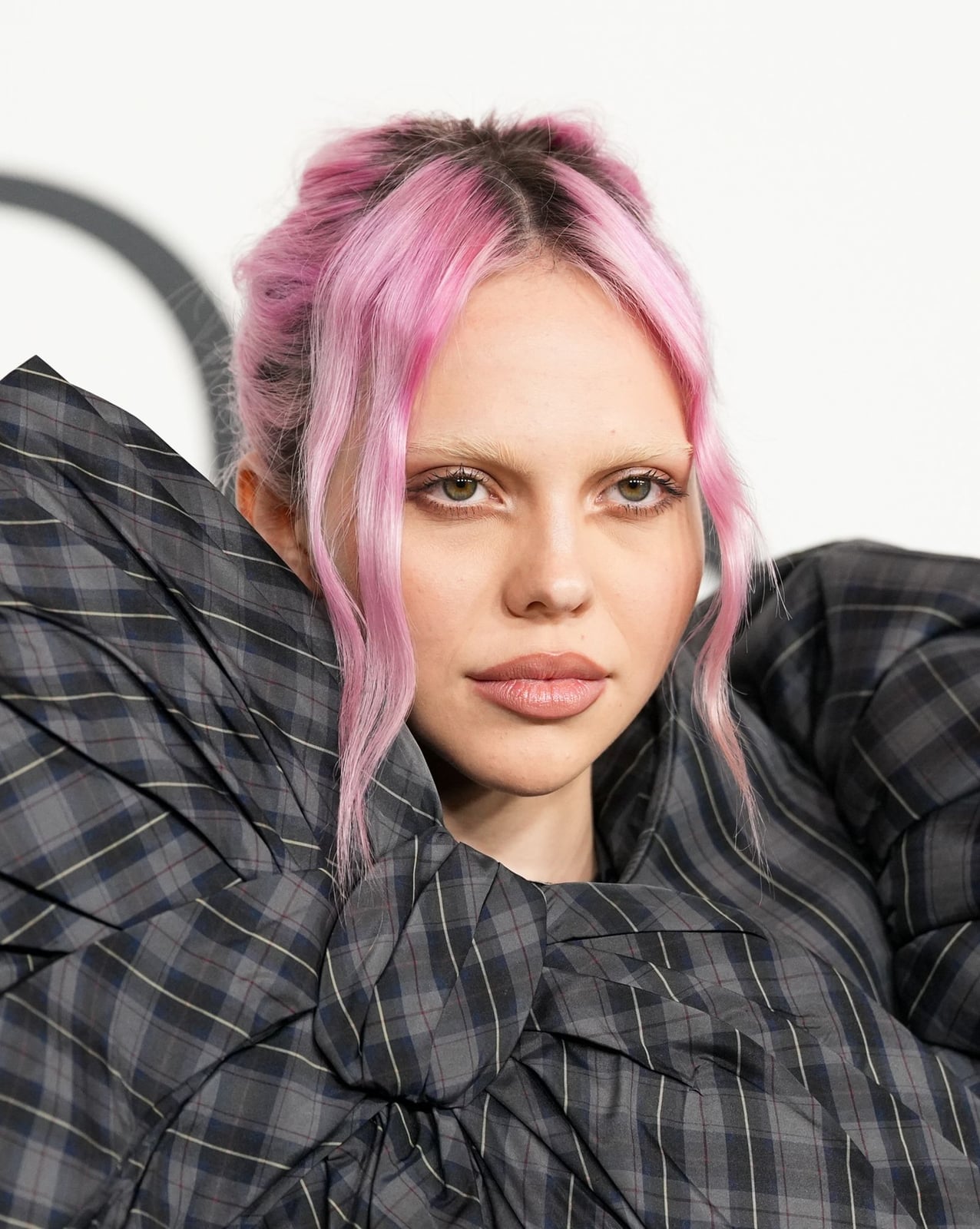 Medium Pink Collarbone Layers With Highlights Medium Pink Collarbone Layers With Highlights — Pink Hair Color