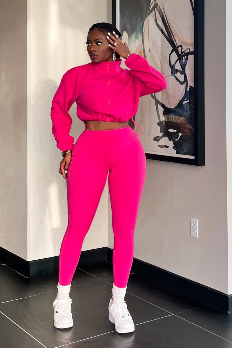 Matching Pink Fleece Athleisure Set With White Sneakers Matching Pink Fleece Athleisure Set With White Sneakers — Pink Leggings Outfit