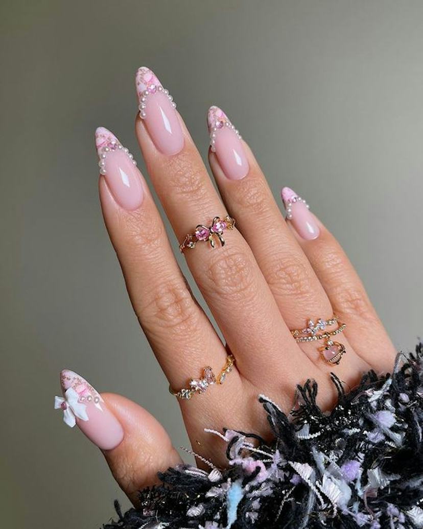 Medium Oval French Manicure With Pink Dots, миндаль — Pink Nail Colors