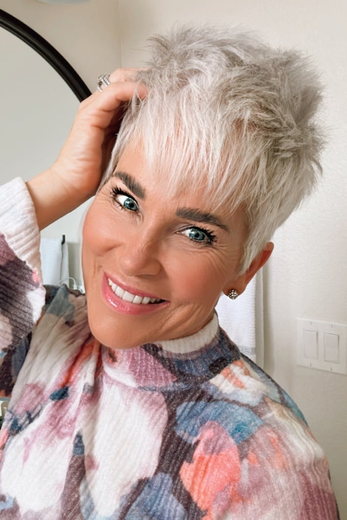 Silvery Blonde Pixie With Messy Texture Silvery Blonde Pixie With Messy Texture — Pixie Cut
