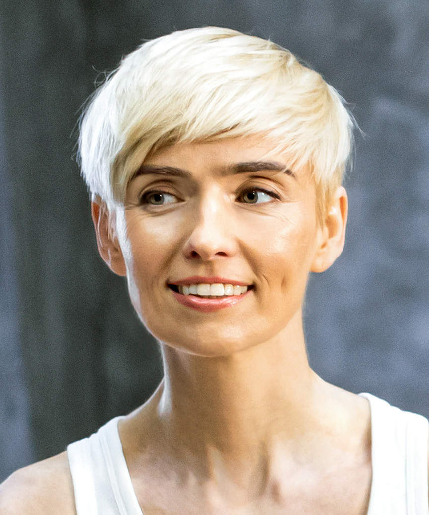 Light Blonde Pixie With Swept Bangs Light Blonde Pixie With Swept Bangs — Pixie Cut