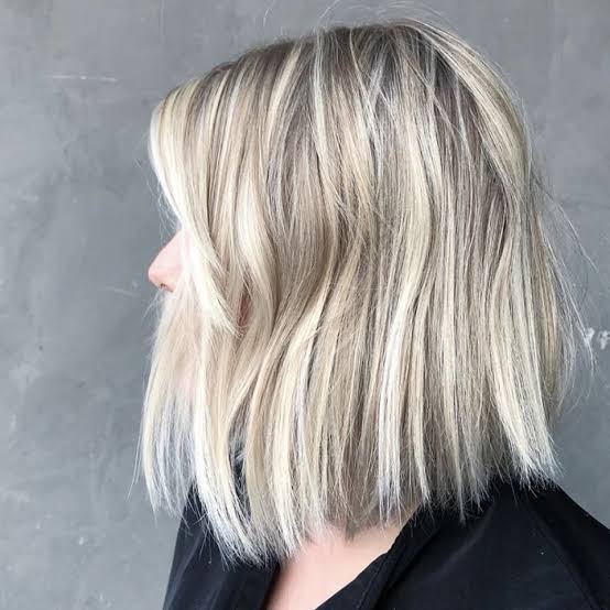 Glossy Collarbone Platinum Blonde With Highlights Glossy Collarbone Platinum Blonde With Highlights