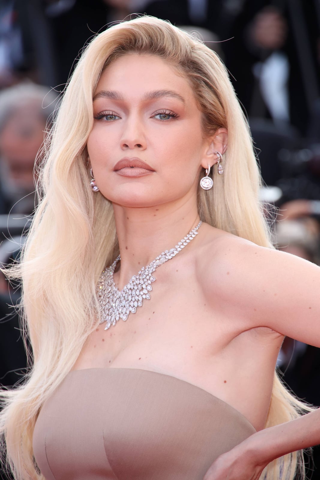 Glossy Mid-Back Platinum Blonde With Face-Framing Bangs Glossy Mid-Back Platinum Blonde With Face-Framing Bangs