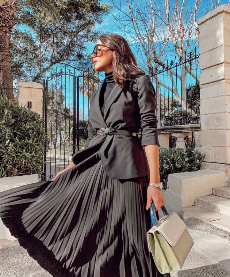 Black Maxi Pleated Skirt with Belted Blazer — Pleated Skirt Outfits