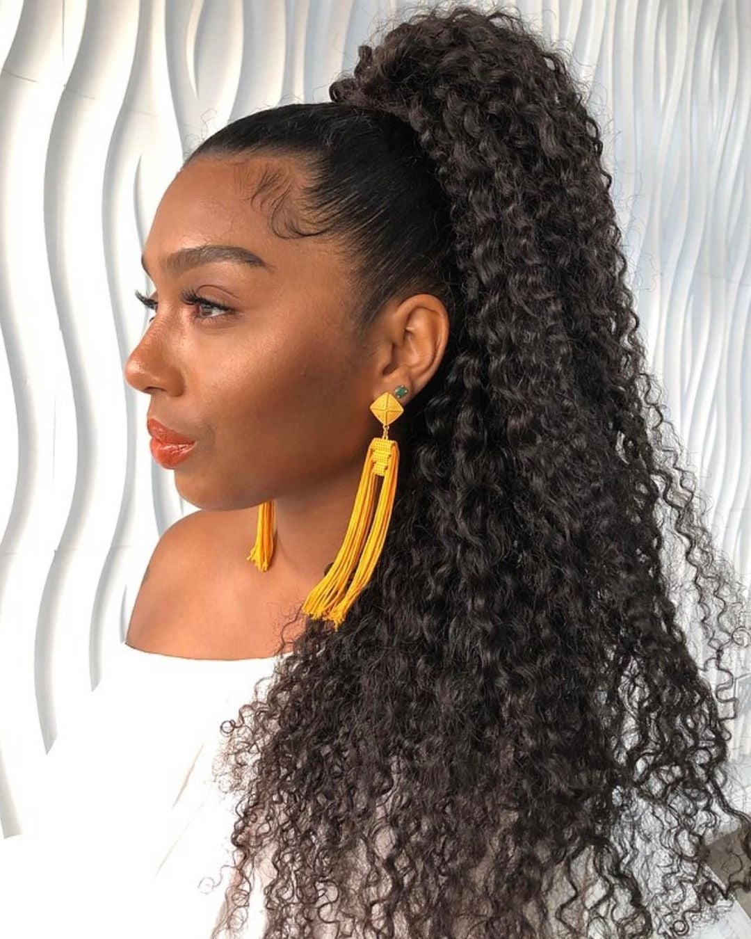 High Ponytail With Voluminous Dark Curls High Ponytail With Voluminous Dark Curls — Pony Hairstyles