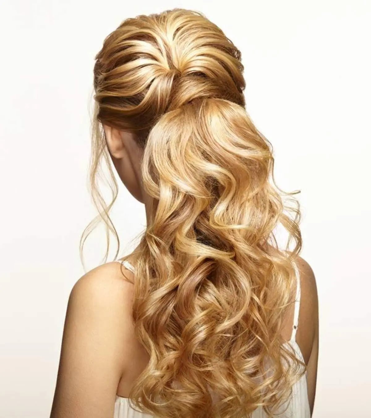 Voluminous Honey Blonde Wavy Ponytail Voluminous Honey Blonde Wavy Ponytail — Pony Hairstyles