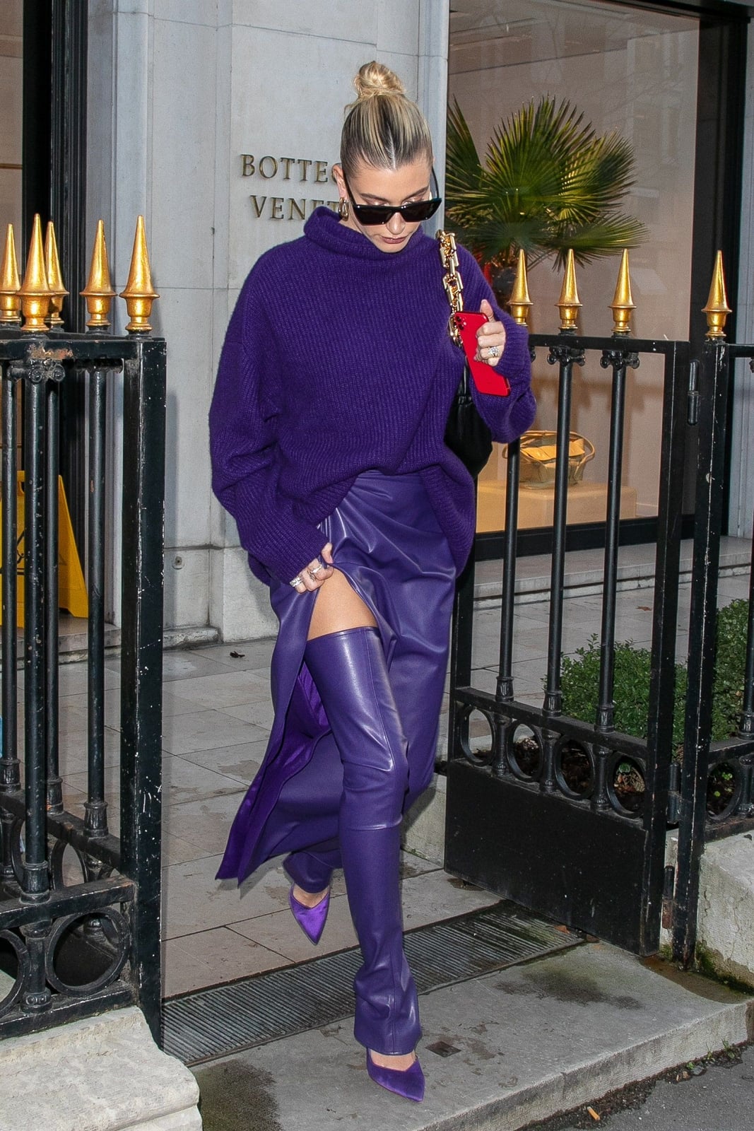 Monochromatic Purple Knit Sweater And Faux Leather Skirt Monochromatic Purple Knit Sweater And Faux Leather Skirt — Purple Outfits