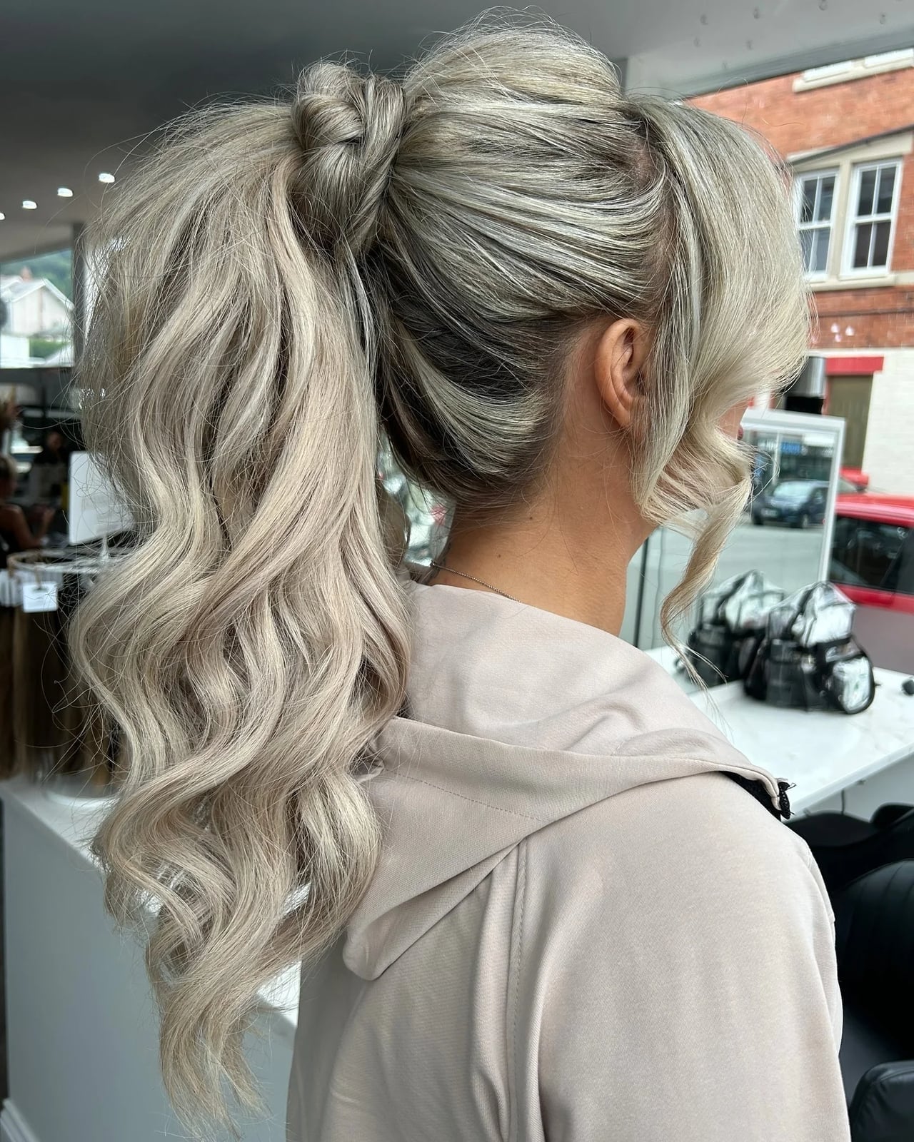 Voluminous Ash Blonde Ponytail With Loose Waves — Quick Weave Ponytail