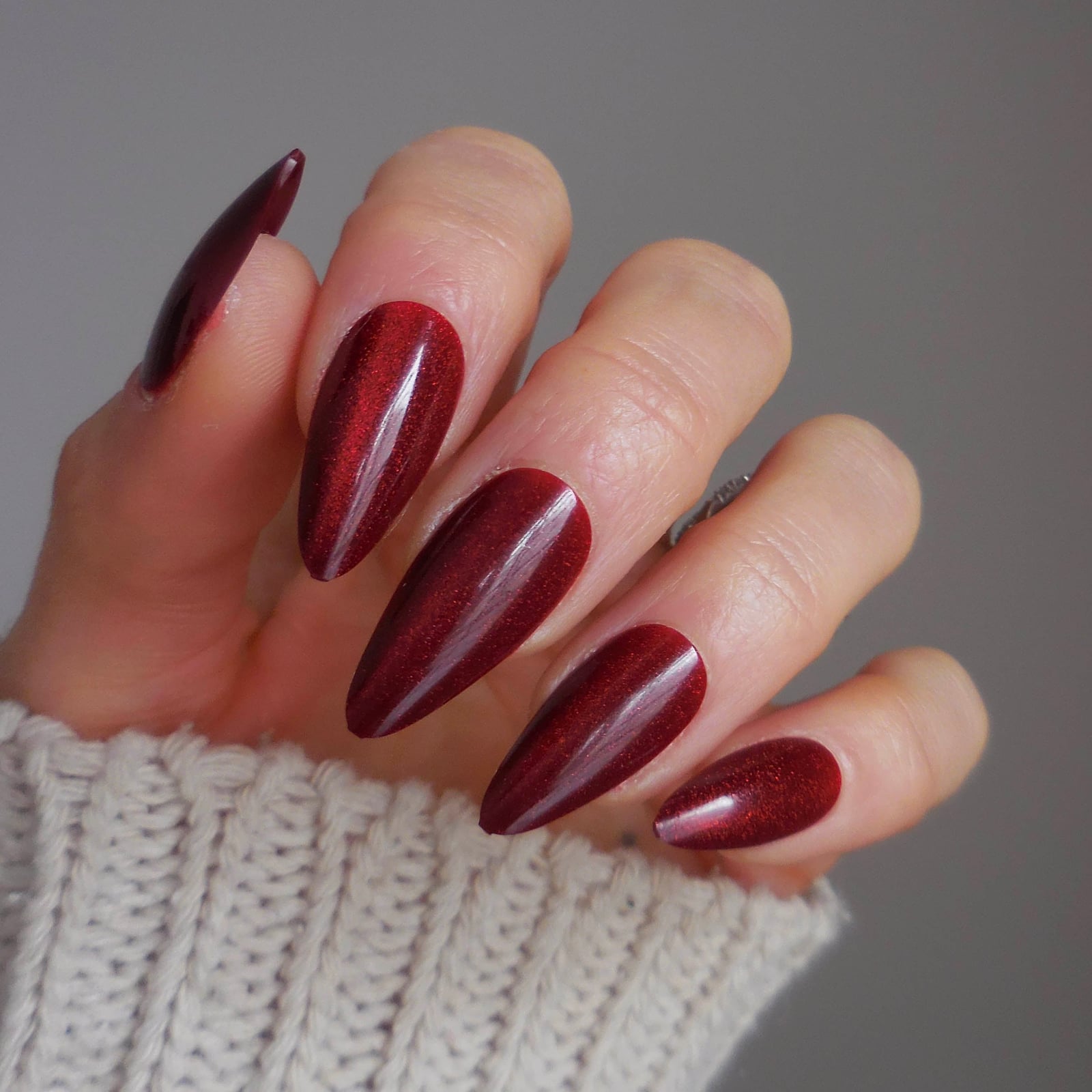 Deep Red Glossy Cat-Eye Long Almond Nails, миндаль Deep Red Glossy Cat-Eye Long Almond Nails, миндаль — Red Almond Nails