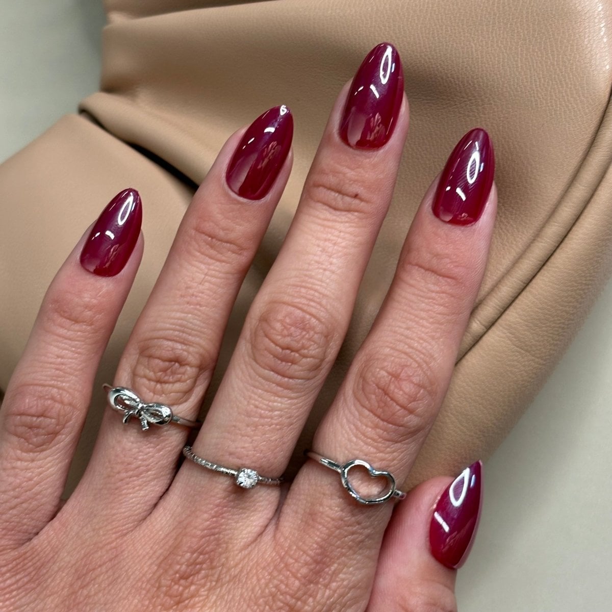 Deep Cherry Red Glossy Medium Almond Nails, миндаль Deep Cherry Red Glossy Medium Almond Nails, миндаль — Red Almond Nails