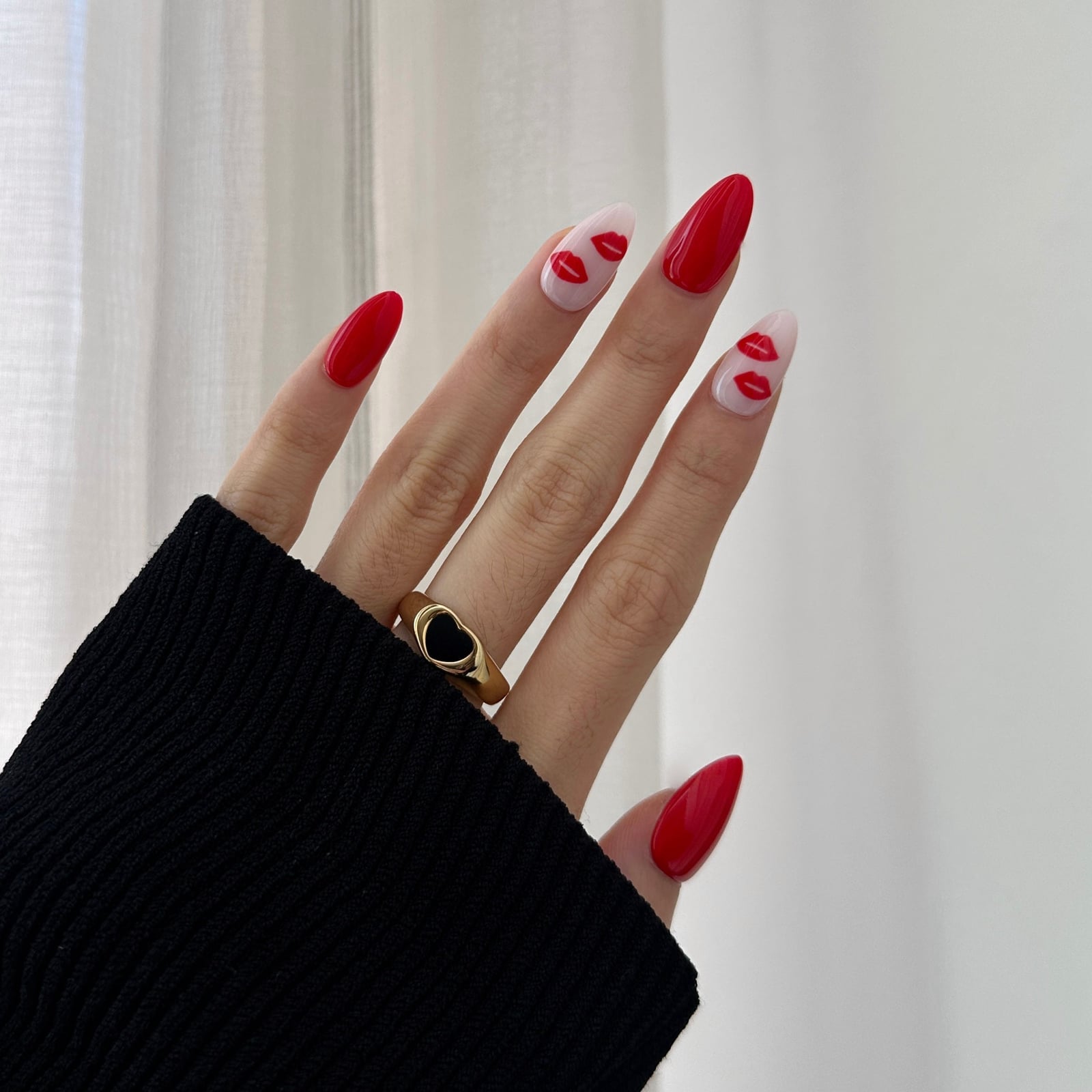 Red Lip Print Glossy Medium Almond Nails Red Lip Print Glossy Medium Almond Nails — Red Almond Nails