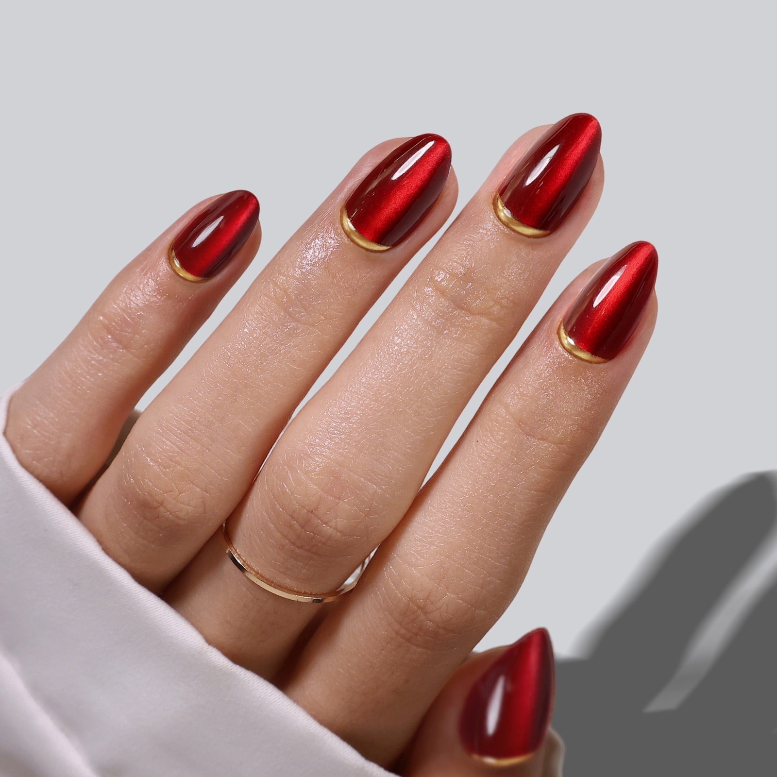 Deep Red Cat-Eye Gold Foil Short Almond Nails Deep Red Cat-Eye Gold Foil Short Almond Nails — Red Almond Nails